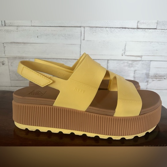 Reef Water Vista Platform Slingback Sandal in Yellow.  Size 10 - Picture 2 of 9